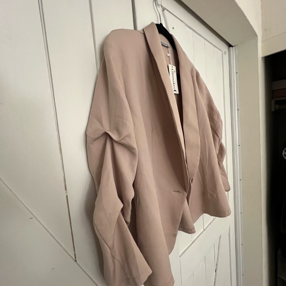 Brand: Glamaker
Blazer/Jacket
Size Med
Color light pink
Stunning light-weight - Picture 2 of 5